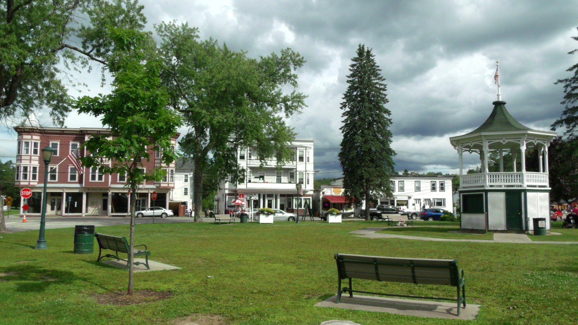 http://www.upstatenh.com/images/Whitefield-NH-Town-Square.jpg